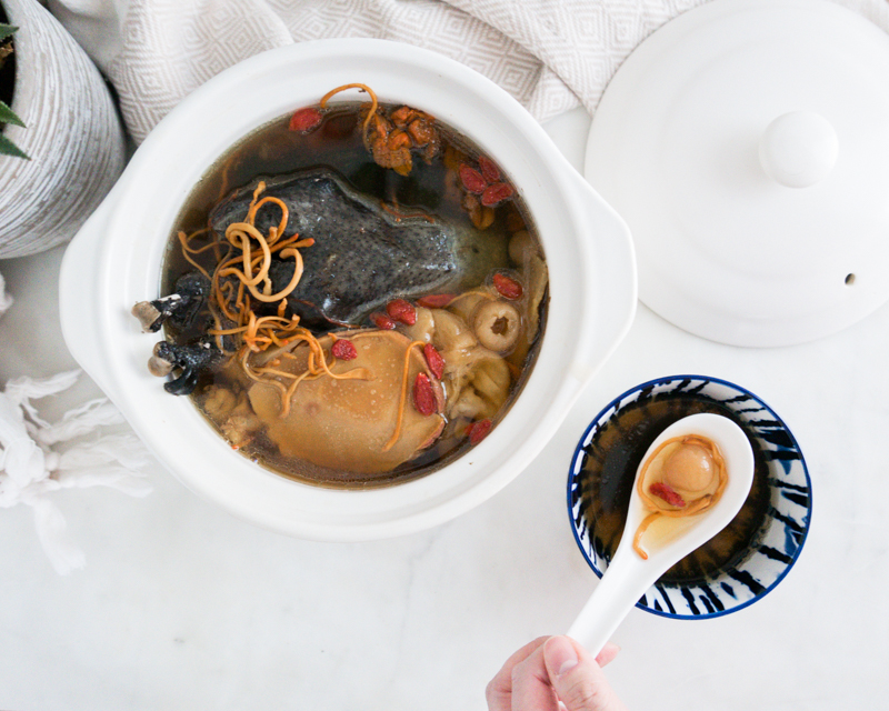 Here’s how to stay warm during the Winter! Silkie Chicken Cordyceps Soup with Fish Maw and Conch 蟲草花花膠响螺煲烏雞湯 is the ultimate nourishing bowl to boost your immune system. Say good bye to cold hands and feet! 喝了手腳不再冰冷。#chineseherbs #tcm #traditionalchinesemedicine #chinesemedicinalfoodtherapy #chinesesoup #chineserecipes #instanomss #easysouprecipes #silkiechicken #fishmaw #cordycepssoup #herbalsoup #chinesefood