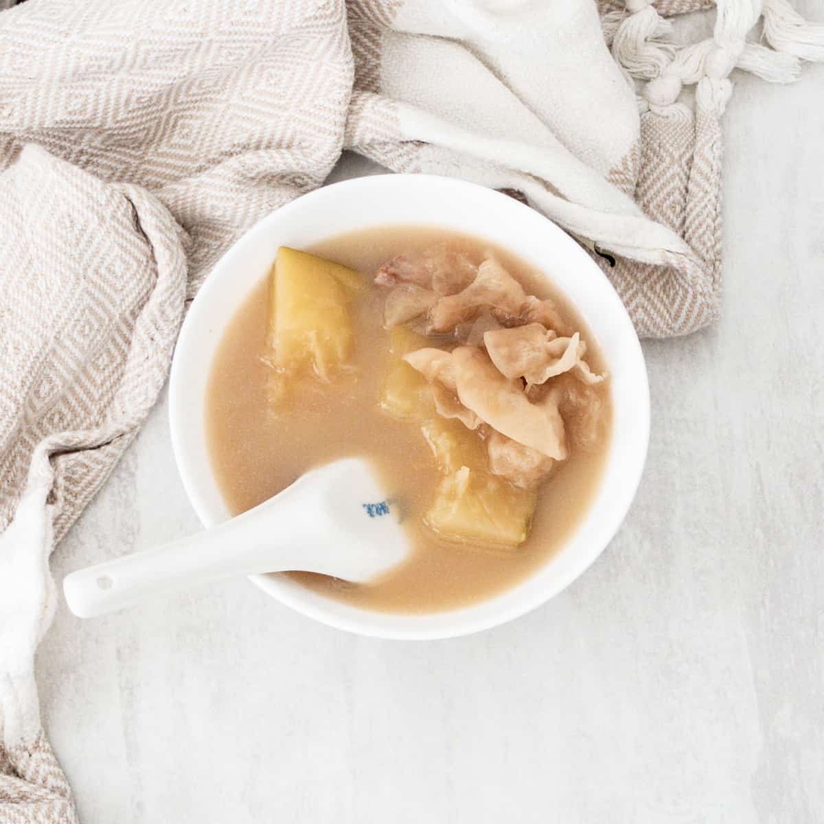 Chinese Papaya Soup with Black Eyed Peas (Easy) 木瓜花生眉豆雪耳雞腳湯