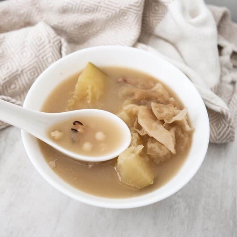 Chinese Papaya Soup with Black Eyed Peas (Easy) 木瓜花生眉豆雪耳雞腳湯