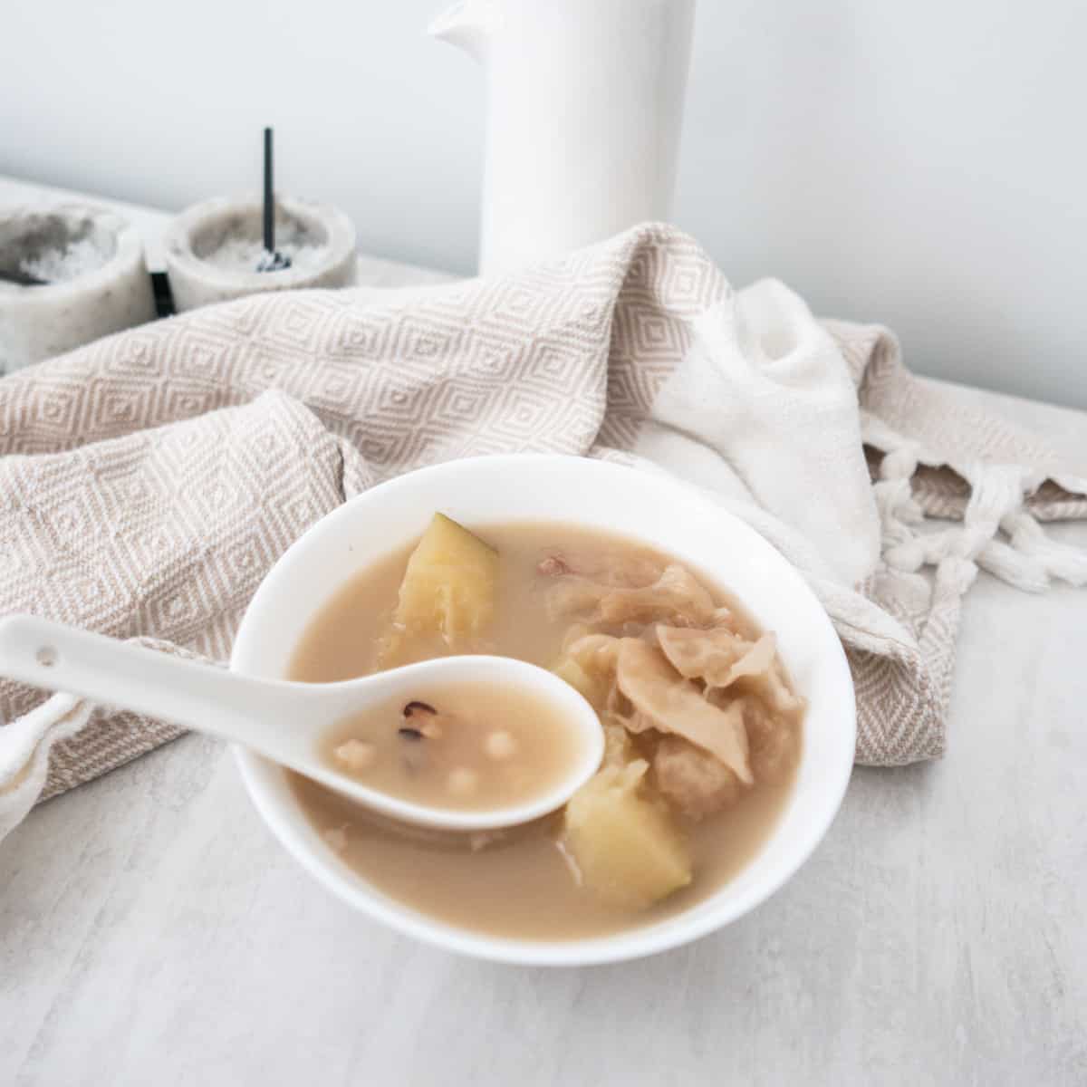 Chinese Papaya Soup with Black Eyed Peas (Easy) 木瓜花生眉豆雪耳雞腳湯