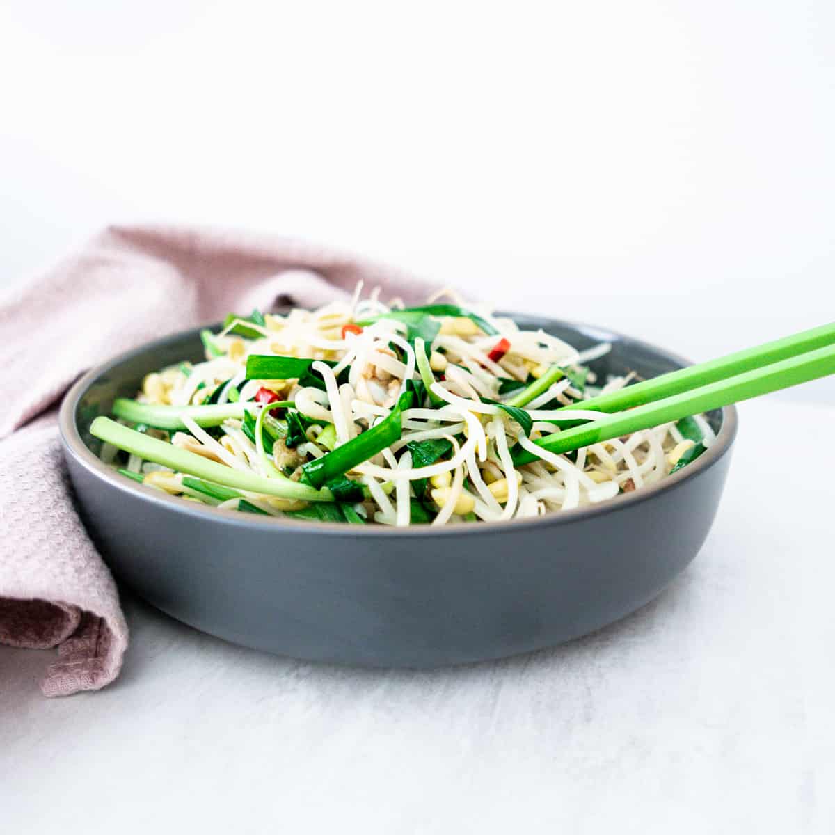 Stir-Fried Bean Sprouts and Chives 爆炒豆芽菜韭菜