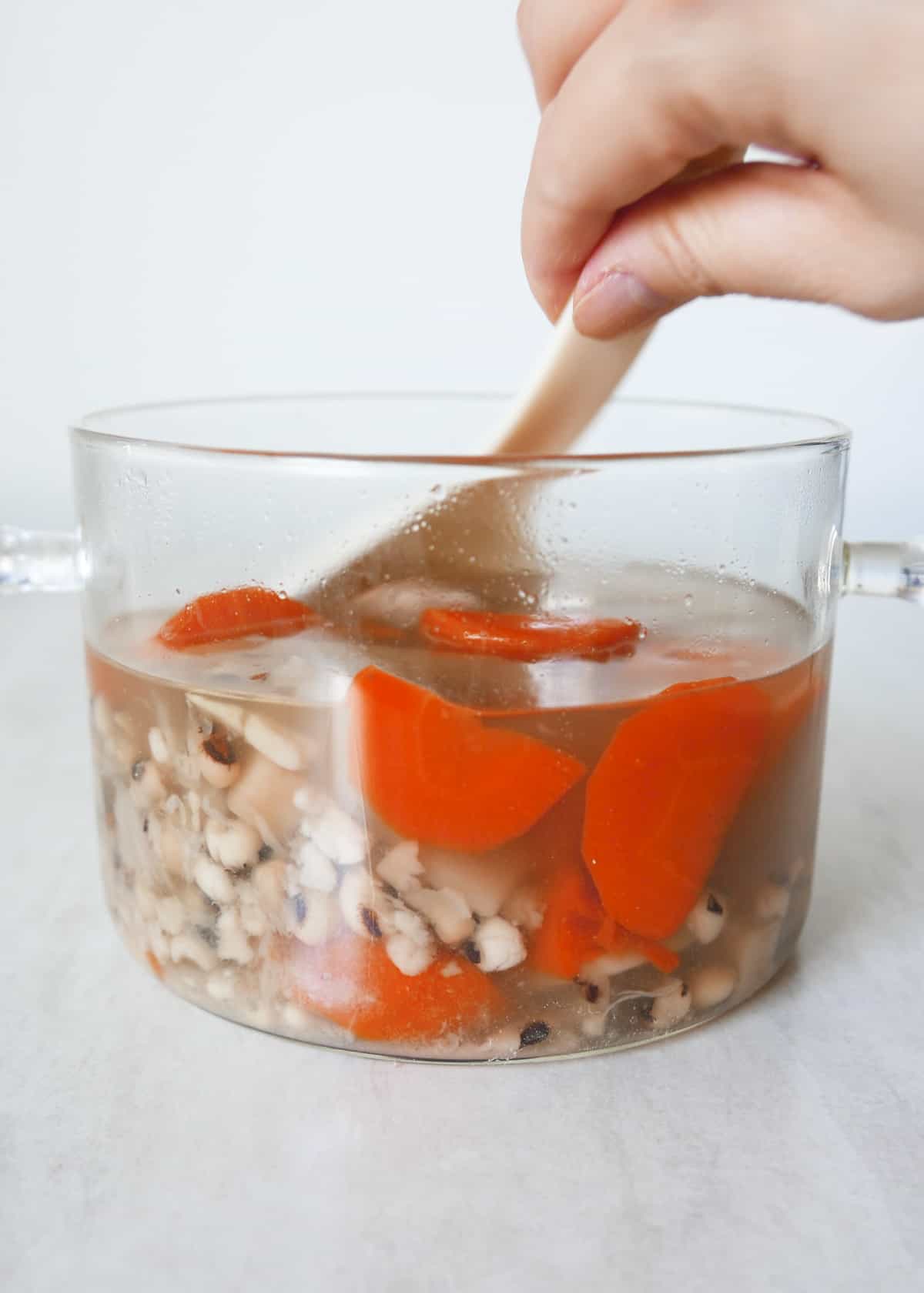 Chinese Spring Soup with Carrots, Sweet Corn and Yam 紅蘿蔔淮山粟米豬骨湯 