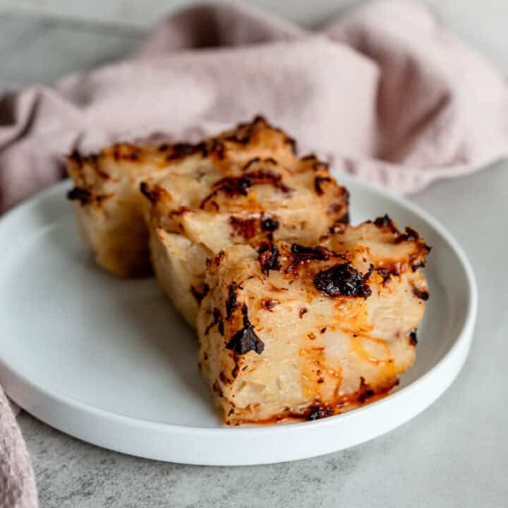 Air fryer set to 400F for reheating lo bak go Chinese radish cake 蘿蔔糕 with chili oil