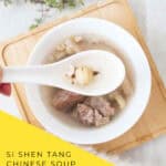 Ceramic bowl of Chinese herbal soup on a wooden board, with a white spoon holding a bite above the broth. Black text on a yellow corner reads “Si Shen Tang Chinese Soup Recipe 四神湯.”