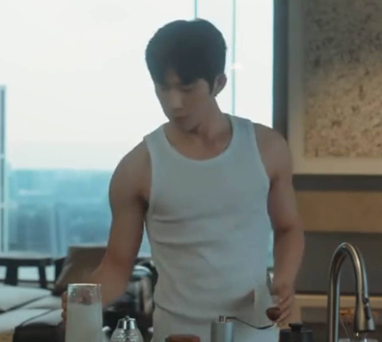 Jing boran Luan Nian Luke Makes Flora an extra Osmanthus Honey Milk after she asks for it